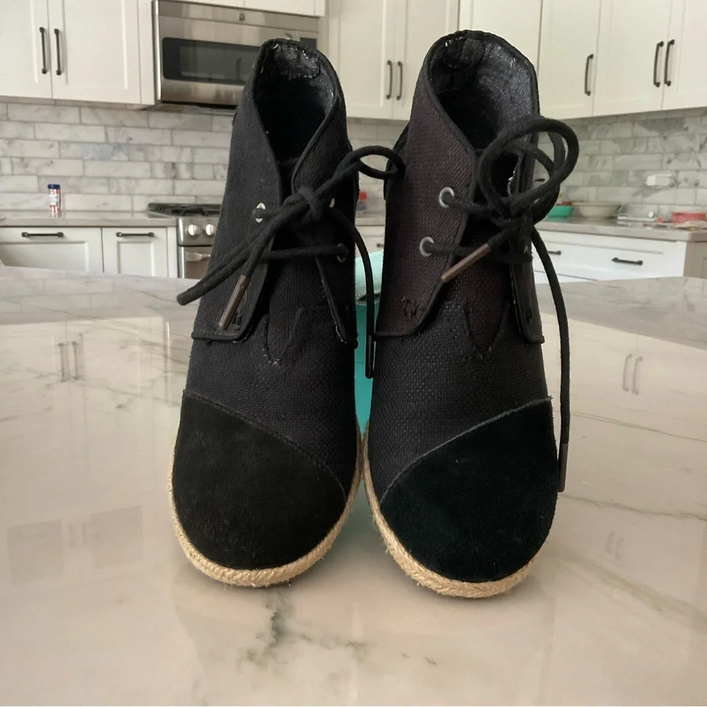 Toms Women’s Desert Wedge Black Burlap Suade Boot Sz. 5.5